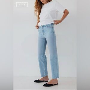 AYR The Knockout Barrel Leg Mid Rise Jean in Sun Fade Light Wash Women’s 24 $255